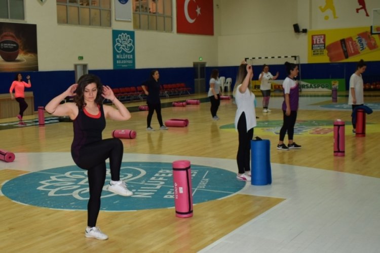 Bursa'da kadın çalışanlar tabata ile form tutuyor