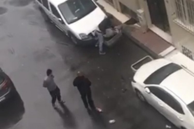 Sokak ortasında '&ccedil;&ouml;p poşetli' kavga