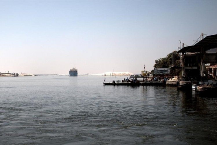 S&uuml;veyş Kanalı'nda yaşanan kaza deniz trafiğini durdurdu