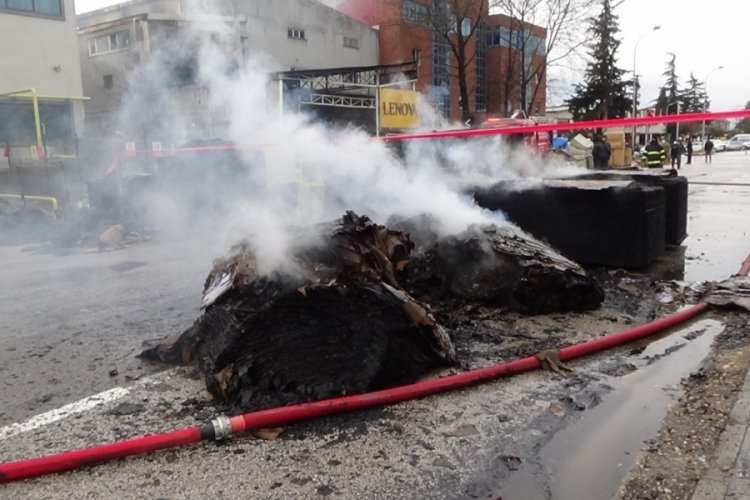 Bursa'da 3 fabrikadaki yangında soğutma &ccedil;alışmaları s&uuml;r&uuml;yor! Yangının boyutu g&uuml;n ağarınca ortaya &ccedil;ıktı