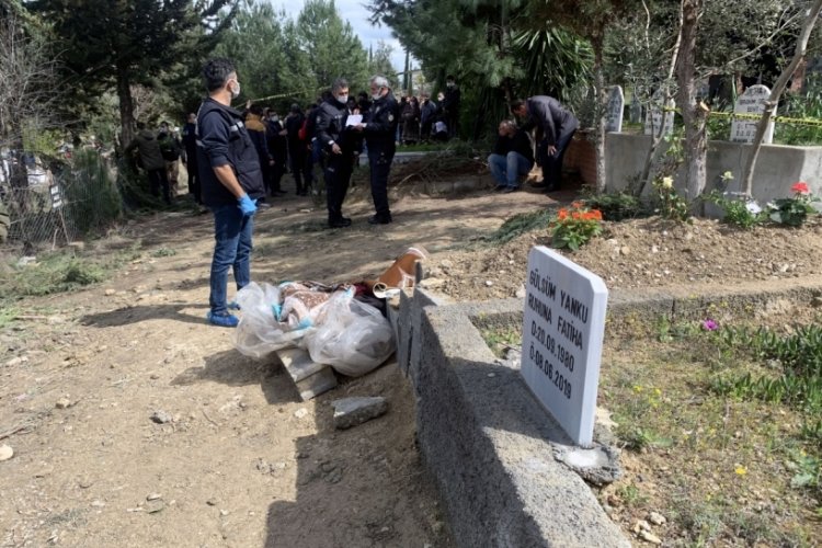 D&uuml;n toprağa verdiği eşinin mezarında oğlunun cesedini buldu