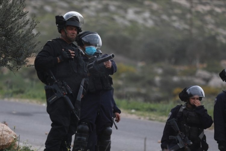 İsrail g&uuml;&ccedil;leri Batı Şeria'da 2'si Hamas yetkilisi 22 Filistinliyi g&ouml;zaltına aldı