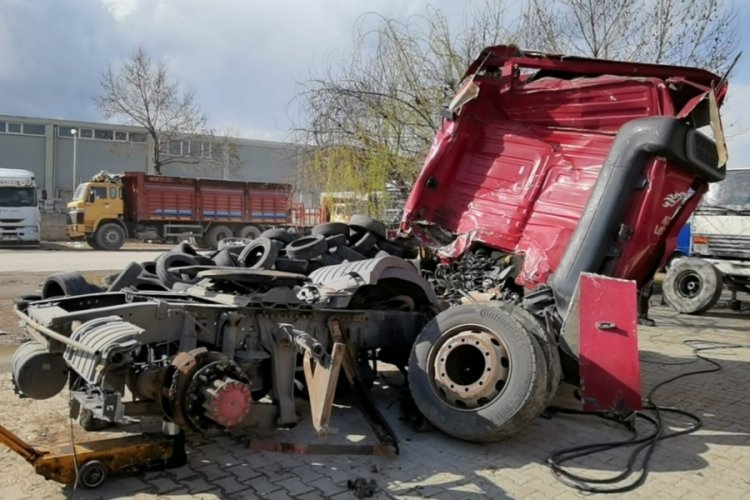 Bursa'da 4 kişinin &ouml;l&uuml;m&uuml;ne neden olan TIR'ı bilirkişi inceledi