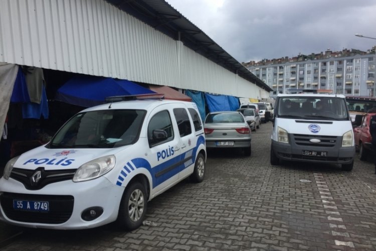 Koronavir&uuml;s pozitif pazarcı, tezgah başında yakalandı