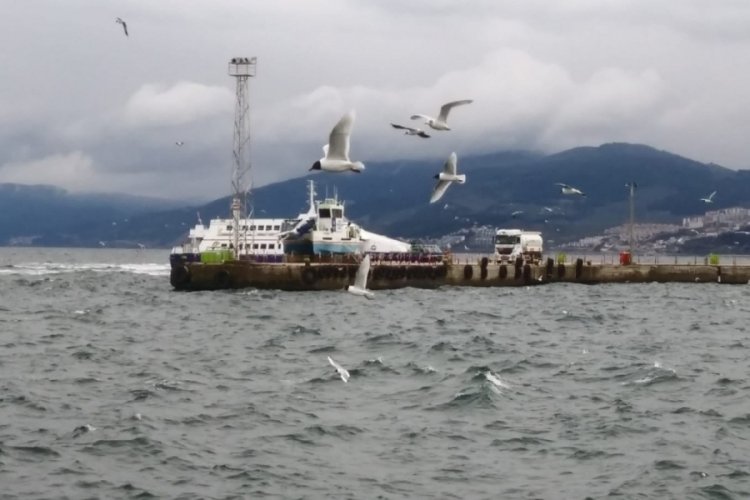Bursa'da kar ve fırtına etkili oluyor! Deniz otob&uuml;s&uuml; iskeleye yanaşamadı