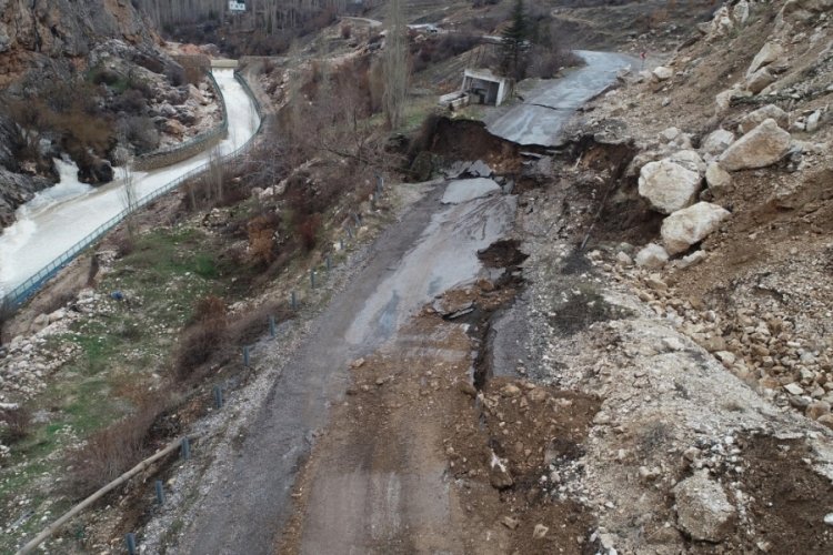 Konya'da heyelan ve taşkın: Yol &ccedil;&ouml;kt&uuml;, araziler su altında kaldı