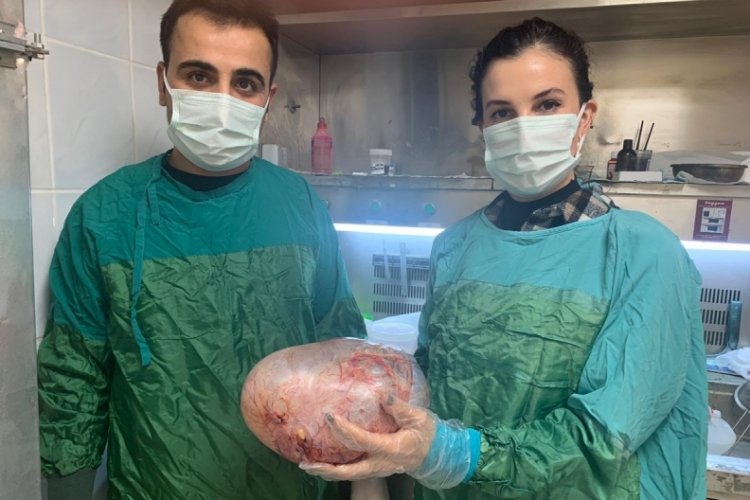 Kadın hastanın karnındaki 5 kiloluk t&uuml;m&ouml;r, ameliyatla alındı