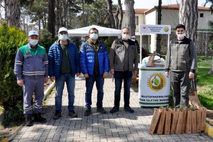Bursa'da vatandaşlara ücretsiz fidan dağıtıldı