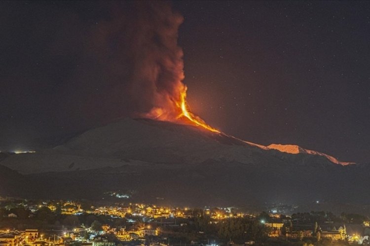 İtalya'da Etna Yanardağı lav ve k&uuml;l p&uuml;sk&uuml;rtmeye devam ediyor