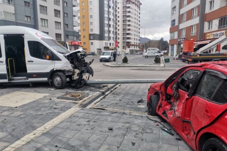 Diyaliz hastalarını taşıyan minib&uuml;s ile otomobil &ccedil;arpıştı