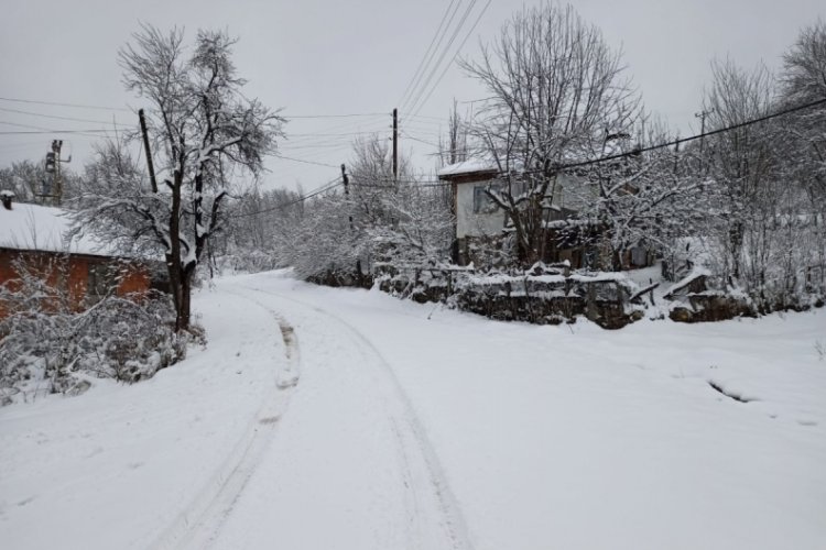 Karab&uuml;k'te y&uuml;ksek kesimlerde kar kalınlığı 20 cm'ye ulaştı
