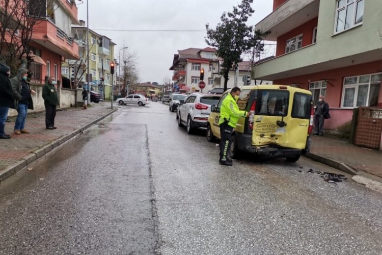 Alkoll&uuml; s&uuml;r&uuml;c&uuml; 3 araca &ccedil;arptıktan sonra olay yerinden ka&ccedil;tı