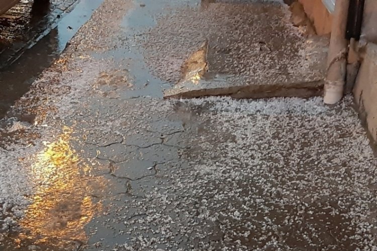 Cizre'de birlikte aniden bastıran dolu hayatı olumsuz etkiledi