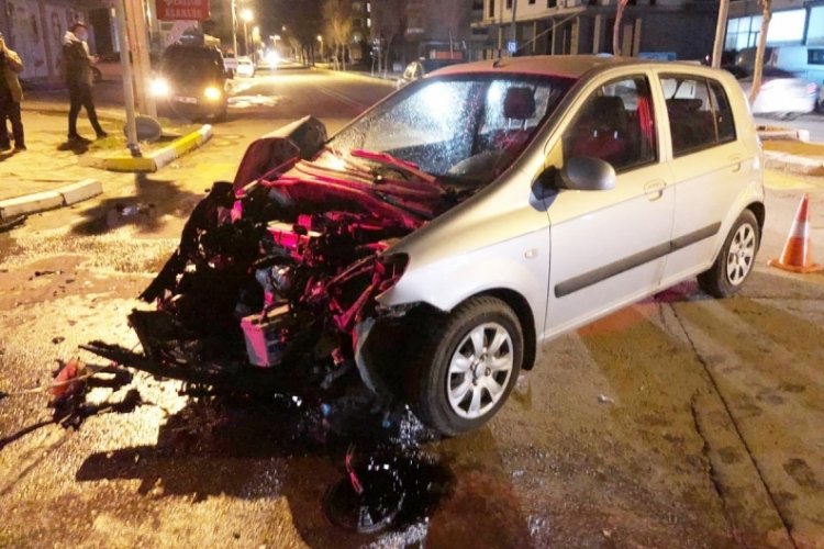 Kırmızı ışıkta ge&ccedil;en otomobil itfaiye aracına &ccedil;arptı