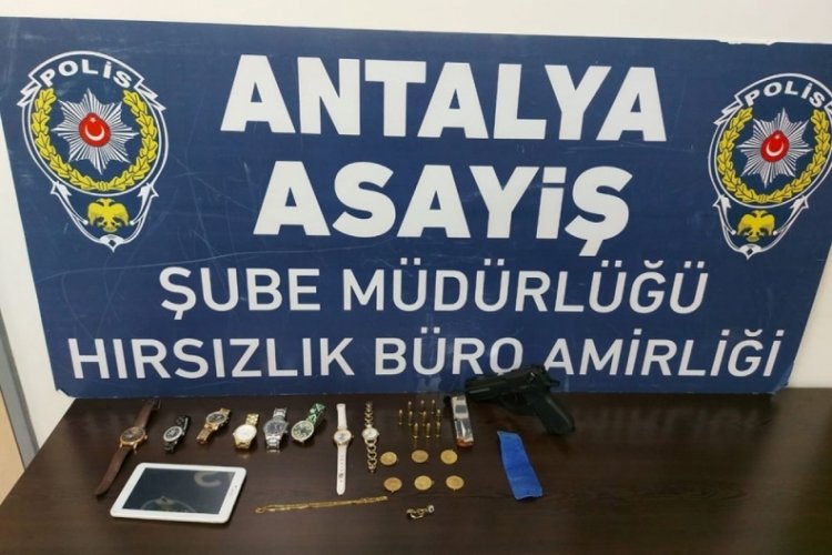 Kapının kilidini d&uuml;ş&uuml;r&uuml;p 45 bin TL'lik ziynet eşyası &ccedil;aldılar