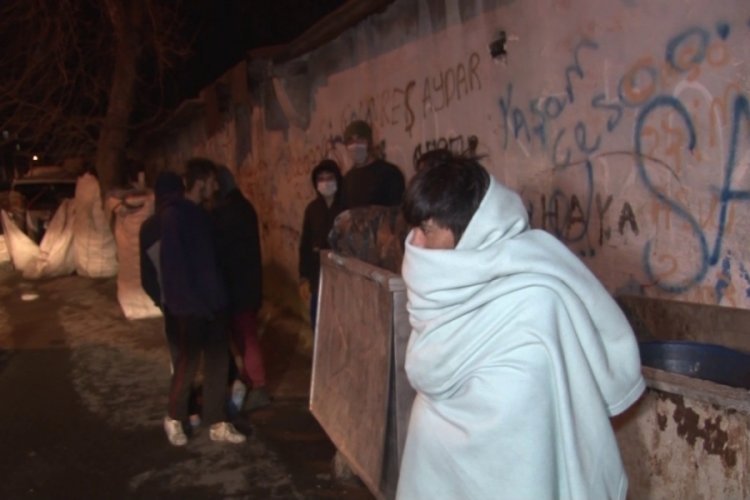 Yaşadıkları konteynerin yandığını g&ouml;ren iş&ccedil;iler su bidonları ile s&ouml;nd&uuml;rmeye &ccedil;alıştı