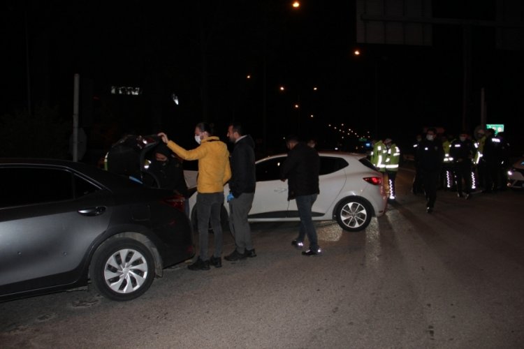 Ekiplerden ka&ccedil;an ara&ccedil; i&ccedil;erisinden bir valiz dolusu uyuşturucu &ccedil;ıktı