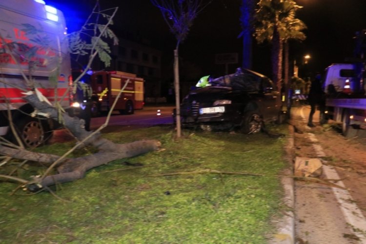 Otomobil ref&uuml;jdeki ağa&ccedil;lara &ccedil;arptı: 3 yaralı