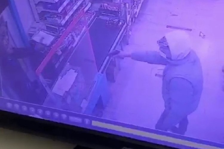 Marketteki silahlı soygun girişimi kamerada