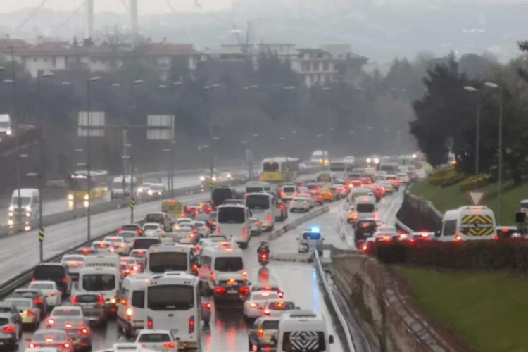 İstanbul'da kar sebebiyle trafik durma noktasına geldi