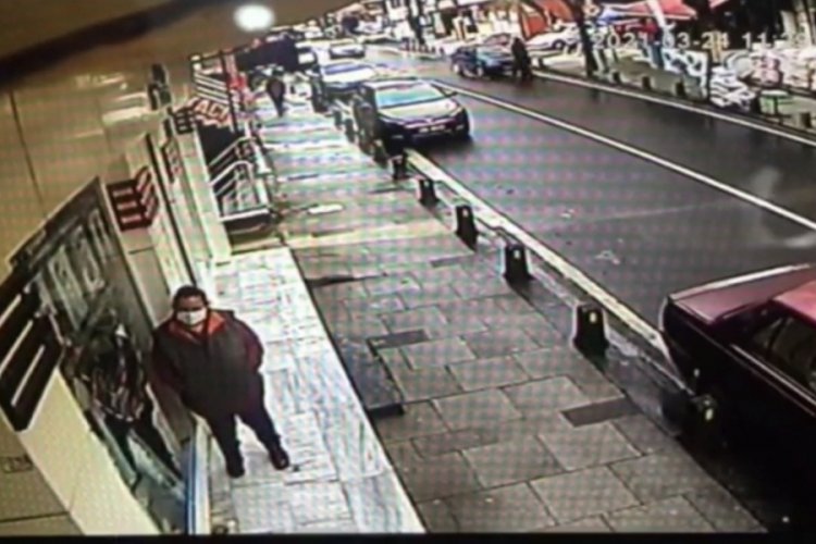 Dehşet anları: Kaput &uuml;st&uuml;nde metrelerce s&uuml;r&uuml;klendi