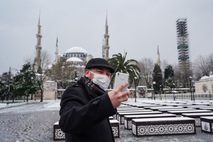 Sultanahmet Meydanı'nda kartpostallık g&ouml;r&uuml;nt&uuml;ler oluşturdu