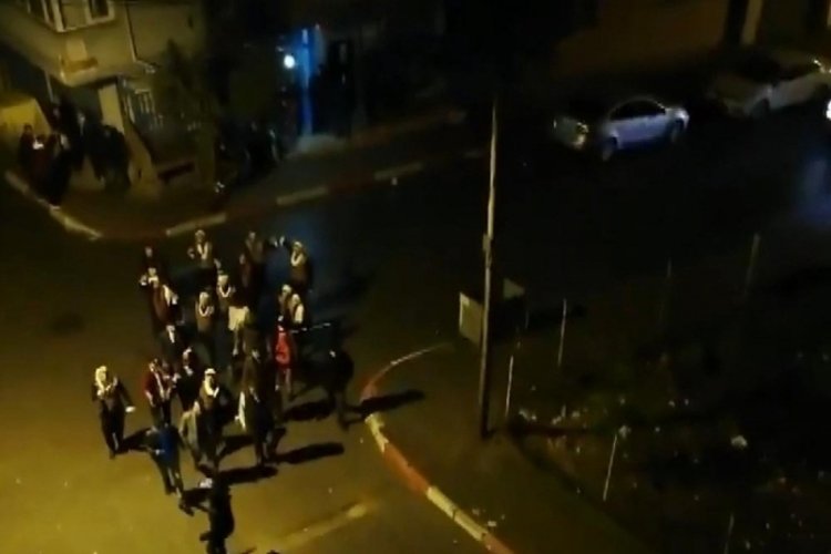 Vir&uuml;se aldırmadan d&uuml;ğ&uuml;n eğlencesi d&uuml;zenlediler