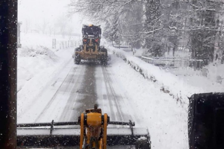 Bursa Nilüfer'de kar yağışıyla kapanan yollar açılıyor