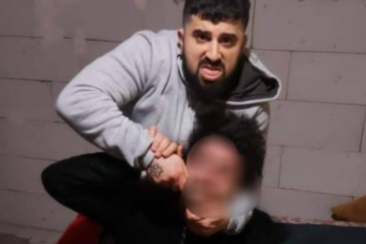 Sosyal medya ayağa kalktı! Eşcinsel diye &ouml;ld&uuml;resiye d&ouml;vd&uuml;