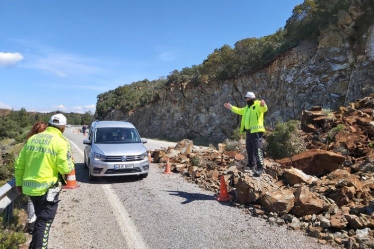 Dat&ccedil;a-Marmaris Karayolu'nda toprak kayması