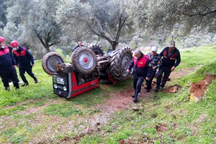 Devrilen trakt&ouml;r&uuml;n altında kalan adam hayatını kaybetti
