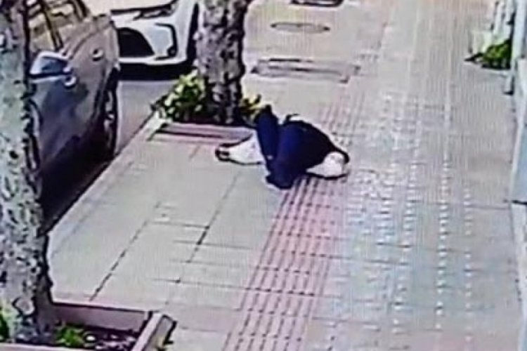 Kaldırımda y&uuml;r&uuml;rken rahatsızlanıp hayatını kaybetti