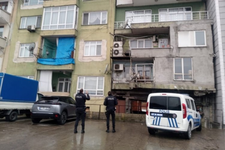 Apartmanın deposundan &ccedil;alınan demir kapı ekipleri harekete ge&ccedil;irdi