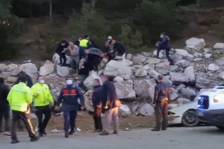 Yoldan &ccedil;ıkan otomobil kayalıklara &ccedil;arptı: 1 &ouml;l&uuml;