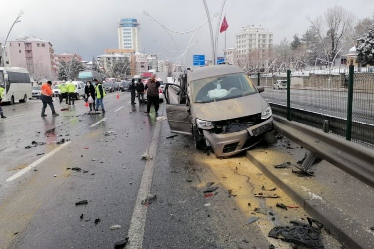 Uşak'ta 2 trafik kazasında 5 kişi yaralandı