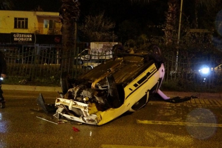 İki otomobile &ccedil;arpan ara&ccedil; takla attı