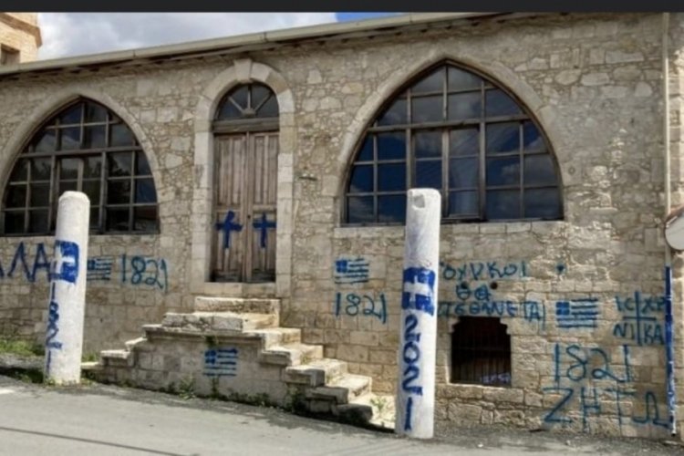 Rum Kesimi'nden &ccedil;irkin provokasyon! Camiye 'ha&ccedil;' &ccedil;izip 'T&uuml;rklere &ouml;l&uuml;m' tehditleri yazıldı