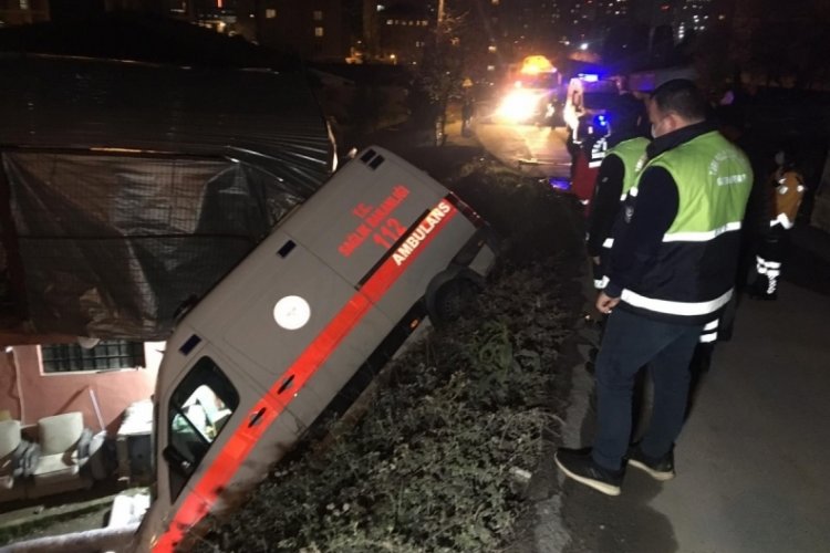 Kaza yapan ambulansta kalbi duran hastayı hayatta tutmak i&ccedil;in zamanla yarıştılar
