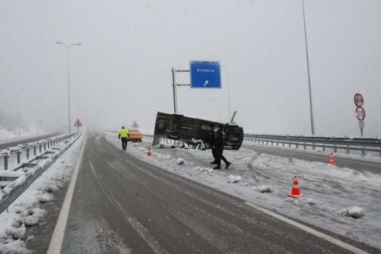 T&uuml;nel iş&ccedil;ilerini taşıyan servis devrildi: 11 yaralı
