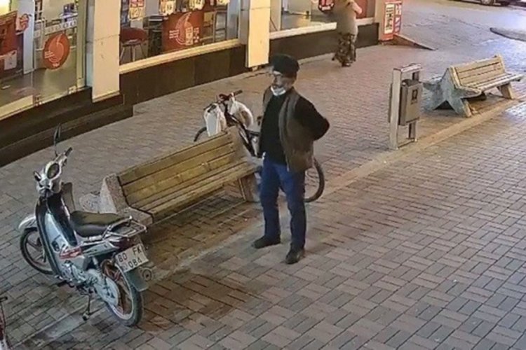 Kendi bisikletini elektrik panosuna kilitleyip başkasınınkini &ccedil;aldı!
