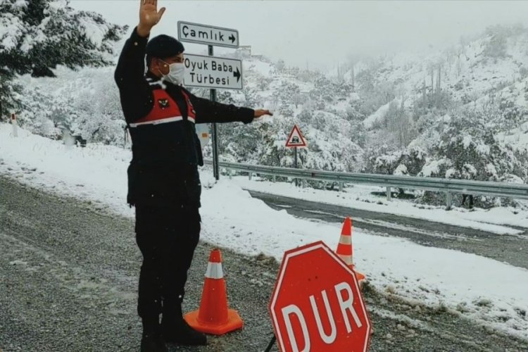 İzmir'de kar yağdı, yol kapandı