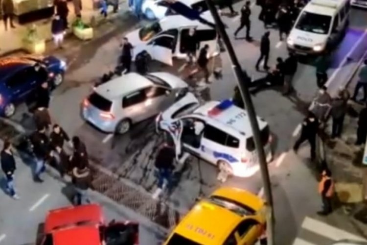 &Ccedil;evirmeden ka&ccedil;tılar, başka polis otosuna &ccedil;arpıp kaza yaptılar