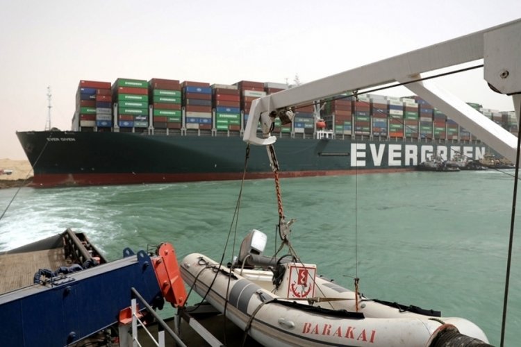 S&uuml;veyş Kanalı'nı tıkayan geminin g&uuml;nl&uuml;k zararı 9.6 milyar dolar