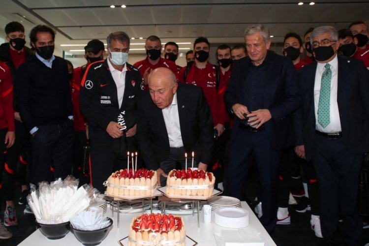 TFF Başkanı Nihat Özdemir'e doğum günü sürprizi