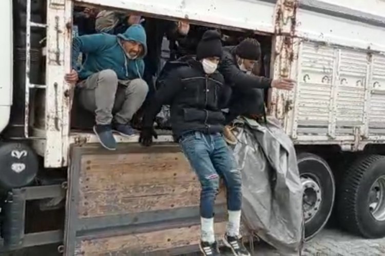 Van'da kamyon kasasında 112 ka&ccedil;ak g&ouml;&ccedil;men yakalandı