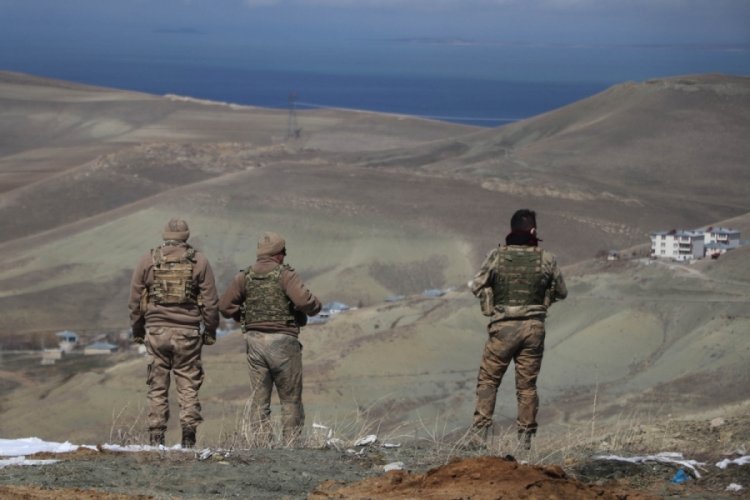 Van'da 10 kilo C-4 patlayıcı ve silahlar ele ge&ccedil;irildi