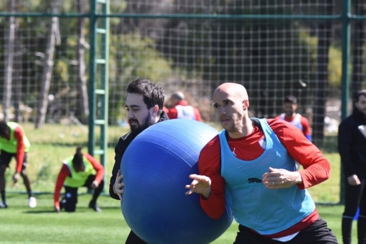 Erzurumspor'un Antalya kampı s&uuml;r&uuml;yor