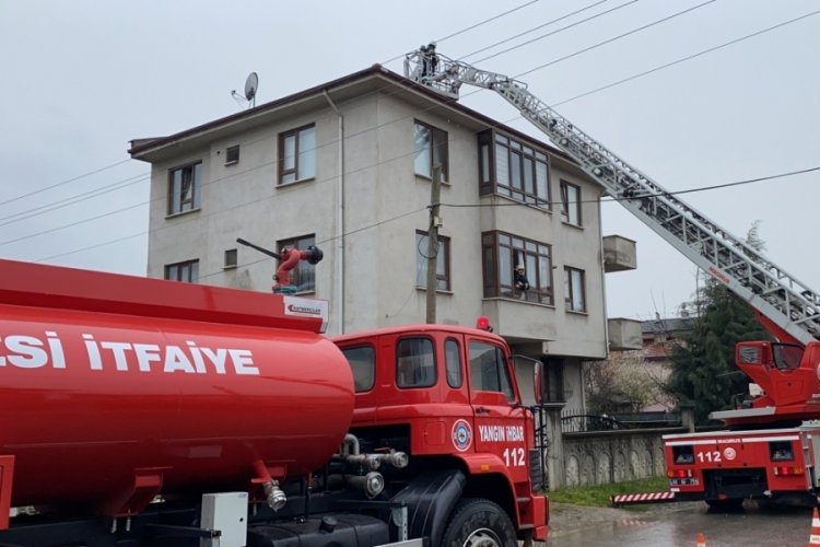 Bacada &ccedil;ıkan yangını meraklı g&ouml;zlerle izlediler