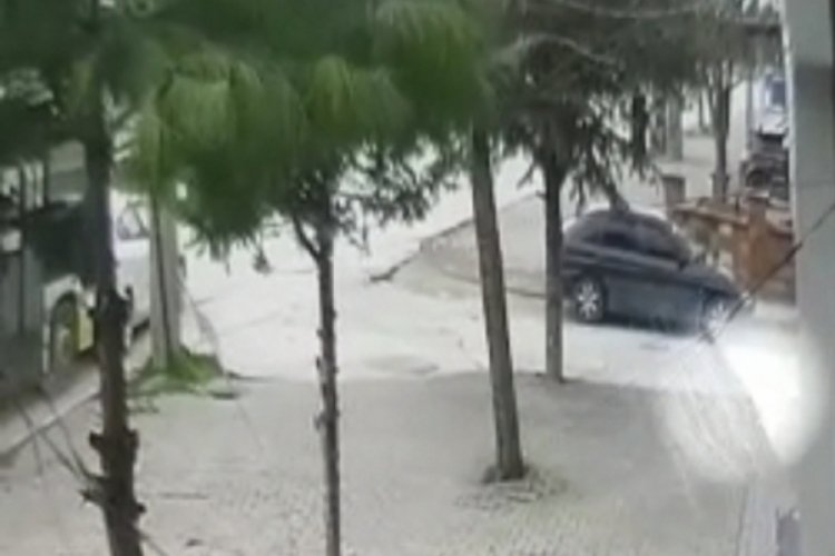 Bursa'da halk otob&uuml;s&uuml;n&uuml;n otomobile &ccedil;arpması kamerada