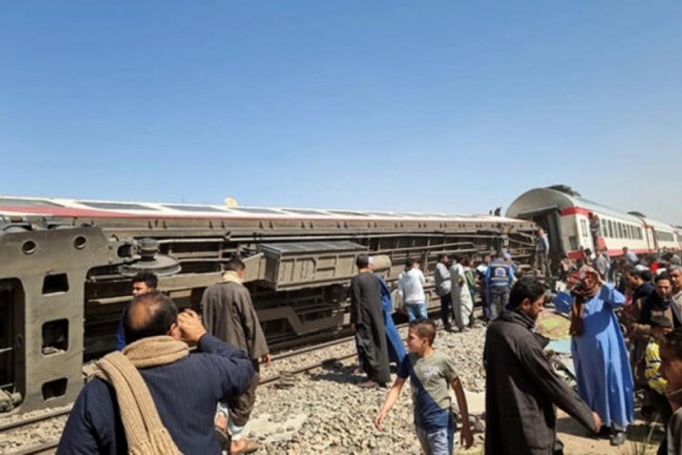 Mısır'da trenler &ccedil;arpıştı: 32 &ouml;l&uuml;, onlarca yaralı
